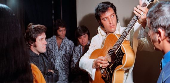 Elvis Presley sa vracia pred publikum: Velik�n o��va v novom koncertnom filme
